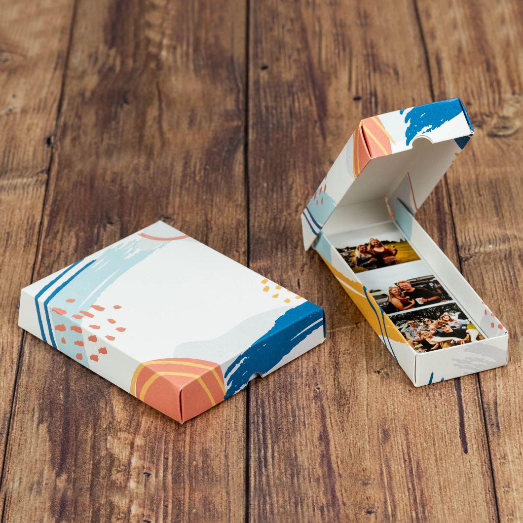 Revive la magia de la fotografía analógica. Fotos vintage con bordes blancos en 4 formatos clásicos: Square, Polaroid, Instax Mini y Fotostrip. Incluye elegante caja de presentación. El regalo nostálgico perfecto.