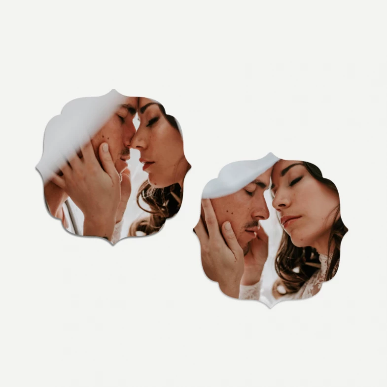 Marco de pared Vintage con efecto flotante Personalizado de madera El Marco de pared Vintage con efecto flotante Personalizado consta de las siguientes características: Impresa sobre papel fotográfico. Acabado laminado arena. Montada sobre madera de 5 mm de grosor. Este soporte viene con dos tiras de madera dando un efecto air. Este soporte viene con dos tiras de Pvc dando un efecto air.