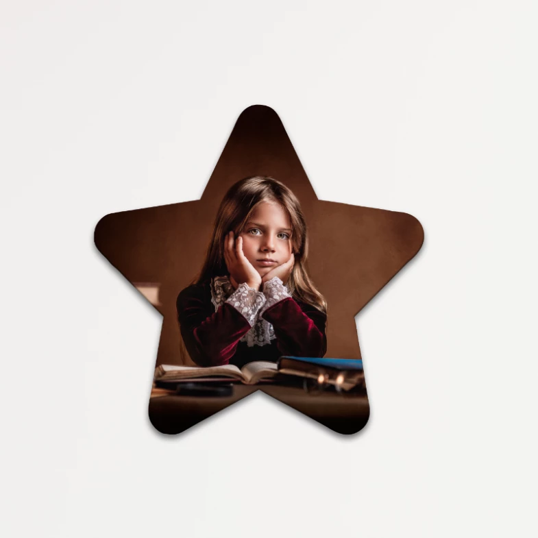 Haz brillar tu foto favorita! Marco personalizado en forma de estrella con efecto flotante air. Elige entre PVC moderno o madera natural, impresión con laminado arena. Perfecto para decorar habitaciones, nurseries y como regalo estelar.