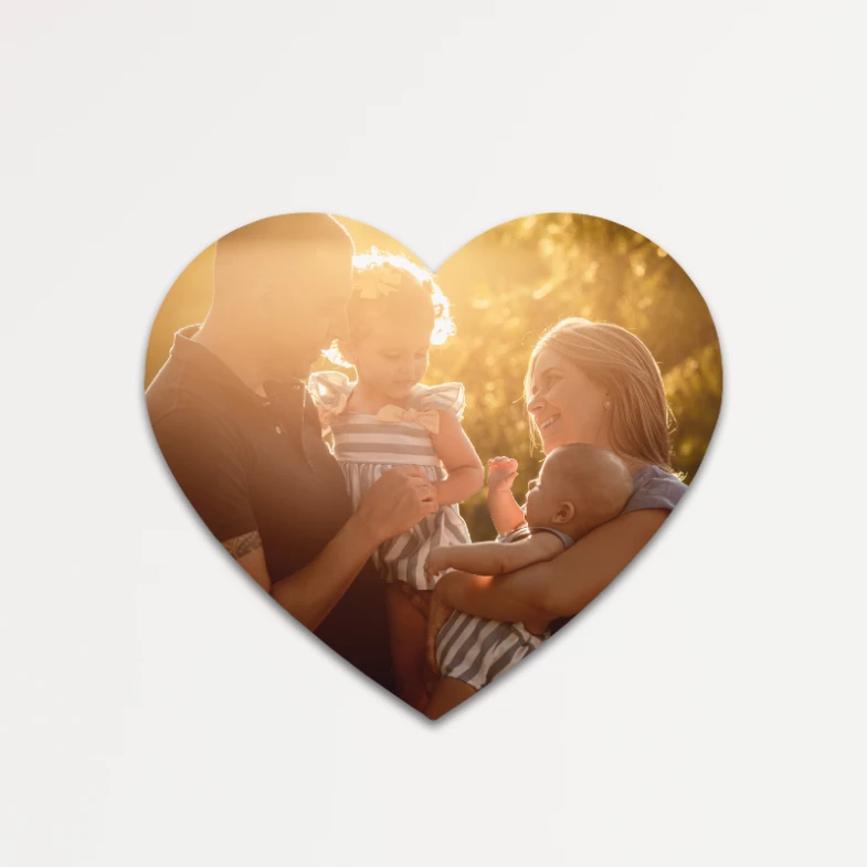 Nuestro Marco Corazón Flotante AIR lleva tu foto impresa en laminado arena sobre madera/PVC de 45mm.