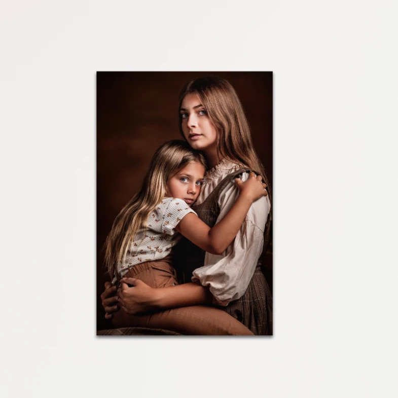 Marco personalizado con efecto flotante profesional. Elige entre madera con laminado arena o PVC con laminado mate. Incluye bastidor de aluminio con colgador basculante para instalación fácil y efecto "air" perfecto. ¡Decora como un profesional!