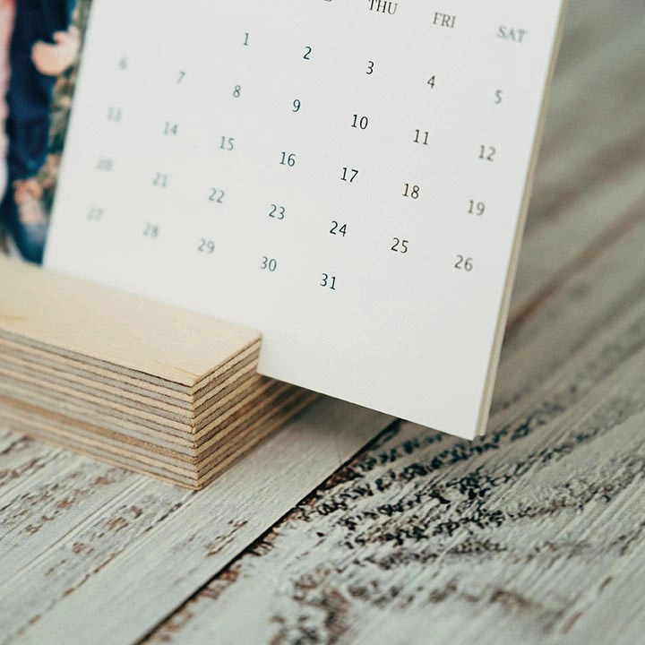 Calendario de mesa standup personalizado para 2026, 2027 o 2028. Bloque de madera clara con hojas intercambiables. Personaliza cada mes con una foto diferente en papel Tintoretto Gesso. Tamaños 15x10, 15x15, 20x15 cm. Regalo original y elegante.