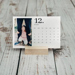 Calendario de mesa standup personalizado para 2026, 2027 o 2028. Bloque de madera clara con hojas intercambiables. Personaliza cada mes con una foto diferente en papel Tintoretto Gesso. Tamaños 15x10, 15x15, 20x15 cm. Regalo original y elegante.