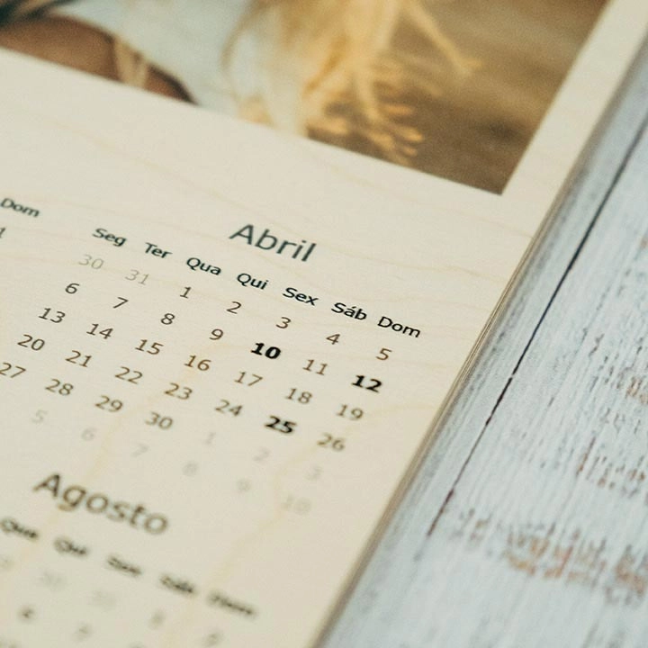 Calendario de madera personalizado para 2026. Imprime tu foto favorita en UV directamente sobre la madera. Diseño moderno, colgante con cordel elegante. Combinación perfecta de decoración y utilidad. Regalo creativo y único.