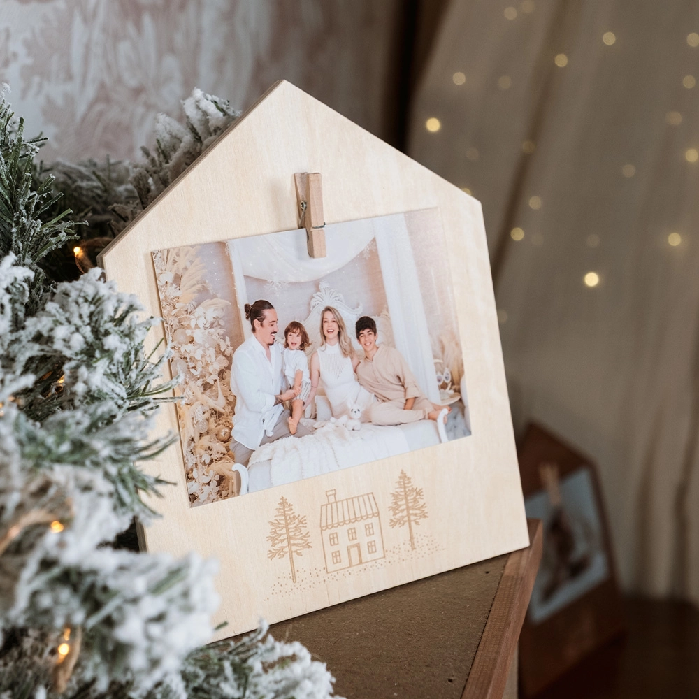Soporte para fotos con base de madera personalizable y pinza vintage. Ideal para fotos navideñas, familiares o de temporada.