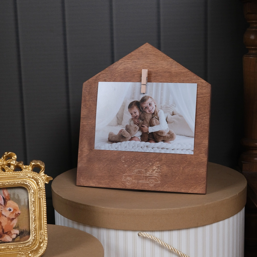 Soporte para fotos con base de madera personalizable y pinza vintage. Ideal para fotos navideñas, familiares o de temporada.