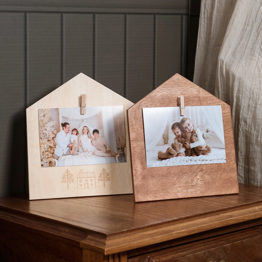 Soporte para fotos con base de madera personalizable y pinza vintage. Ideal para fotos navideñas, familiares o de temporada.