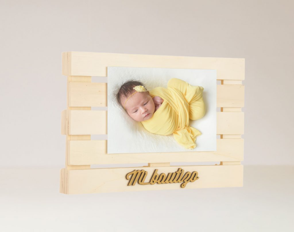 Detalle único para Bautizo: mini palet de madera con letrero "Mi Bautizo" personalizable. Para fotos 9x13 o 10x15 cm. Opción de grabado con nombre y fecha. Regalo rústico y emotivo para padrinos.