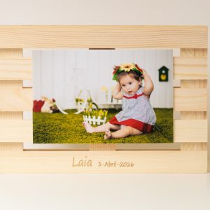 Mini palet de madera para Bautizo, tamaño 16x24 cm. Para fotos 9x13 o 10x15. Personaliza con grabado de nombre y fecha o cambia el texto. Detalle rústico y emotivo para padrinos y familia.