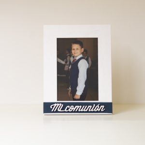 Marco de madera para Comunión, detalle perfecto para invitados. Foto 10x15 cm, cinta de terciopelo y texto en DM blanco. Colores azul y rosa. Opción de grabado con nombre y fecha. Regalo elegante y personalizado.