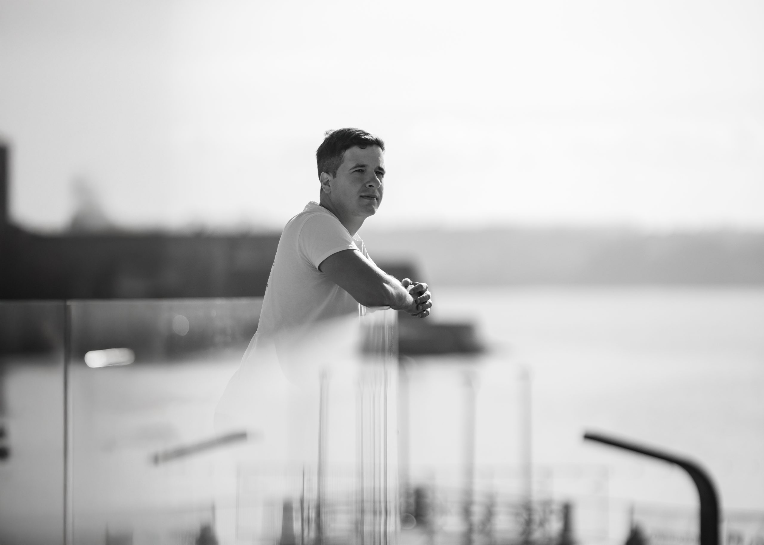 Detrás de esta idea innovadora está Yan Fernández, un creador cuya trayectoria es un tejido único de periodismo, fotografía documental, emprendimiento y sensibilidad humana.