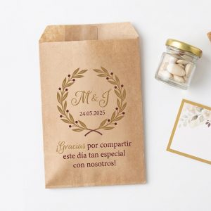 Sobres de papel kraft personalizados con solapa. Pack de 25 uds. Impresión en color o escala de grises. Tamaños 15x22 cm y 25x32 cm +2 cm solapa. Ideal para invitaciones, regalos y eventos. Sube tu diseño.