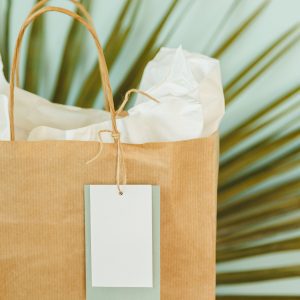 Envuelve tus recuerdos con la calidez y autenticidad del papel kraft. Nuestras Bolsas de Papel Kraft para Regalos Personalizados son el lienzo ideal para que crees la presentación perfecta de tus detalles. Fabricadas en papel kraft reciclado de 100 gramos, combinan resistencia, sostenibilidad y un encanto rústico que encaja a la perfección con bodas, comuniones, bautizos y cualquier celebración especial. Se sirven en prácticos packs de 12 unidades, permitiéndote tener suficiente cantidad para tus invitados sin necesidad de comprar en exceso. Su diseño neutro y versátil las convierte en el complemento perfecto para colocar una etiqueta personalizada, un sticker o cualquier otro elemento que lleve la marca de tu celebración. ✨ Características de unas Bolsas con Estilo y Conciencia: Papel Kraft Reciclado 100g: Material ecológico, resistente y con la textura y color característico del kraft natural. Transmite un mensaje de sostenibilidad y autenticidad, muy valorado en celebraciones actuales. Pack Económico de 12 Unidades: La cantidad perfecta para la mayoría de eventos pequeños y medianos. Fácil de almacenar y suficiente para detallar a tus invitados más cercanos. Cinco Tamaños para Cada Necesidad: Elige el formato que mejor se adapte a tu regalo: 22x23x10 cm: Ideal para detalles pequeños (bombones, velas, joyería, pequeños recuerdos). 33x28x10 cm: Perfecto para cajitas de recuerdos estándar o conjuntos pequeños. 32x41x12 cm: Tamaño versátil para regalos más voluminosos o varios artículos juntos. 46x46x16 cm: Grande, ideal para conjuntos grandes o regalos especiales. 32x32x20 cm: Formato cúbico, perfecto para regalos cuadrados o voluminosos. Diseño Neutro y Personalizable: La superficie lisa del kraft permite pegar fácilmente etiquetas, stickers, cintas o fue sellos. Puedes añadir tu toque personal sin complicaciones. Asas Integradas: Todas las bolsas incluyen asas de papel o cuerda (según modelo) para un transporte cómodo y elegante. Resistentes y Reutilizables: El gramaje de 100g proporciona una buena resistencia para cargar regalos sin romperse, y pueden ser reutilizadas por tus invitados. 🎨 Cómo Personalizar tus Bolsas: Elige el Tamaño: Selecciona la medida que mejor se adapte al regalo que vas a entregar. Añade tu Etiqueta o Sticker: Coloca nuestras etiquetas personalizadas o stickers adhesivos (disponibles en nuestra tienda) con el nombre del evento, la fecha o un mensaje especial. Complementa con Cintas o Lazos: Añade una cinta de yute, raso o colores de tu celebración para un acabazo aún más cuidado. Rellena con Confeti o Papel de Seda: Para una presentación aún más atractiva, añade confeti, papel de seda o virutas de colores. 💡 La Elección Perfecta Para: Recuerdos de Comunión y Bautizo: Para entregar las bolsitas de caramelos, pulseras, libretas o pequeños objetos religiosos. Detalles de Boda: Perfectas para los regalos de los invitados, como mini cactus, velas, frascos de miel o pequeños licores. Bolsas de Cumpleaños Infantiles: Una opción ecológica y bonita para los "goodie bags" de cumpleaños. Regalos de Empresa o Eventos Corporativos: Para entregar pequeños obsequios promocionales con una imagen sostenible. Emprendedores y Pequeños Negocios: Ideales para envolver tus productos artesanales con un packaging bonito y responsable. No entregues un regalo sin envoltura o con una bolsa genérica. Elige la calidez del kraft como el primer gesto de cariño hacia tus invitados. 🛒 Elige el tamaño que necesites y recibe tu pack de 12 bolsas. La base perfecta para empezar a personalizar tus recuerdos. ¿Necesitas ayuda para elegir el tamaño o combinarlas con nuestras etiquetas personalizadas? Estamos aquí para aconsejarte la mejor opción para tu celebración. ¡Contáctanos!