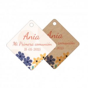 Etiquetas personalizadas troqueladas para regalos de Comunión y Bautizo. Elige papel mate 350g o kraft, 4 formas diferentes (cuadrada, circular, rectangular con esquina o con encaje). Pack desde 40 unidades. El detalle perfecto para tus recuerdos.